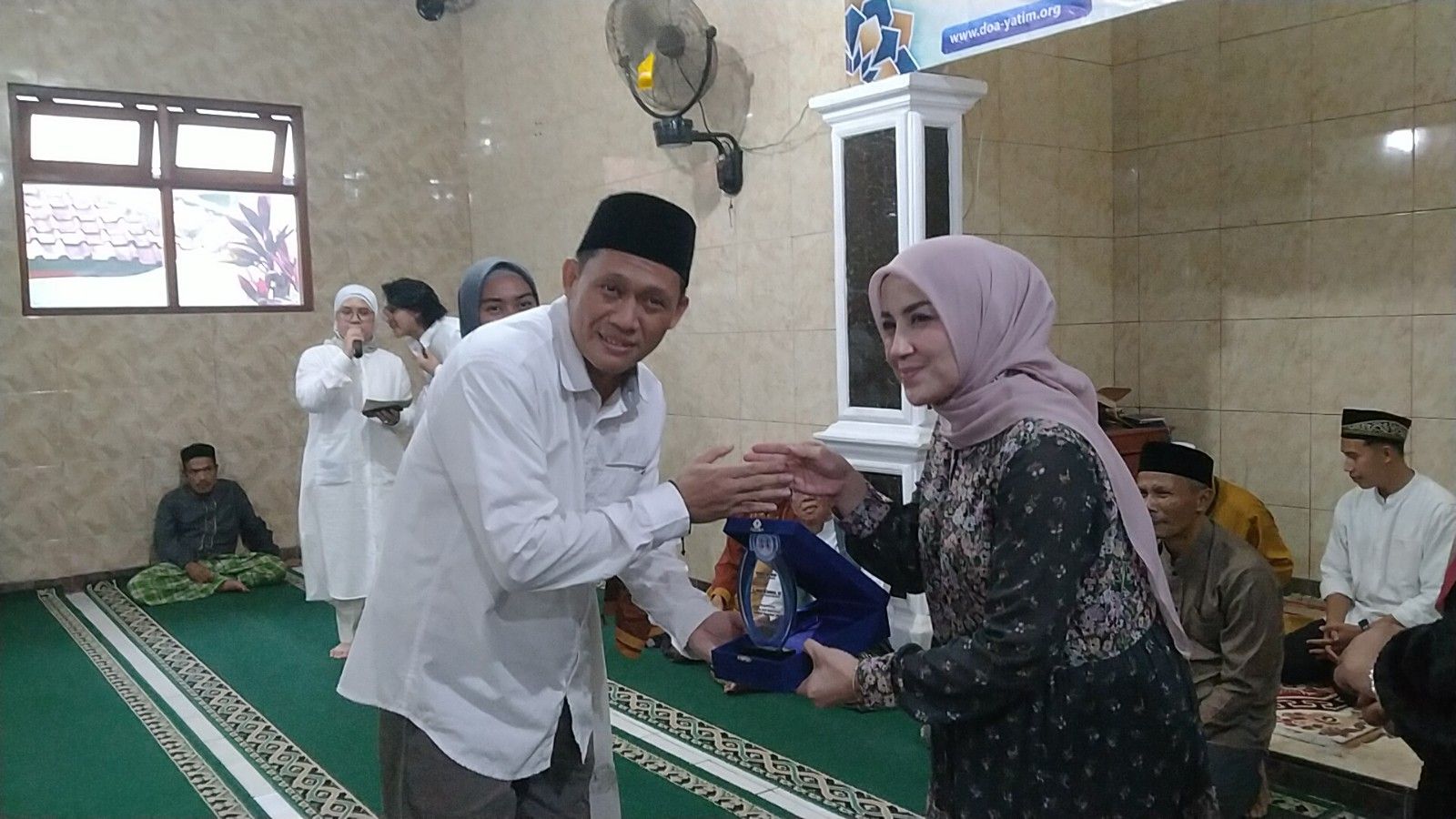 Pembina Yayasan Doa Yatim Abi Rahmat saat bersama Ibu Halimatus Sadiyah di acara Amaliyah Ramadhan 