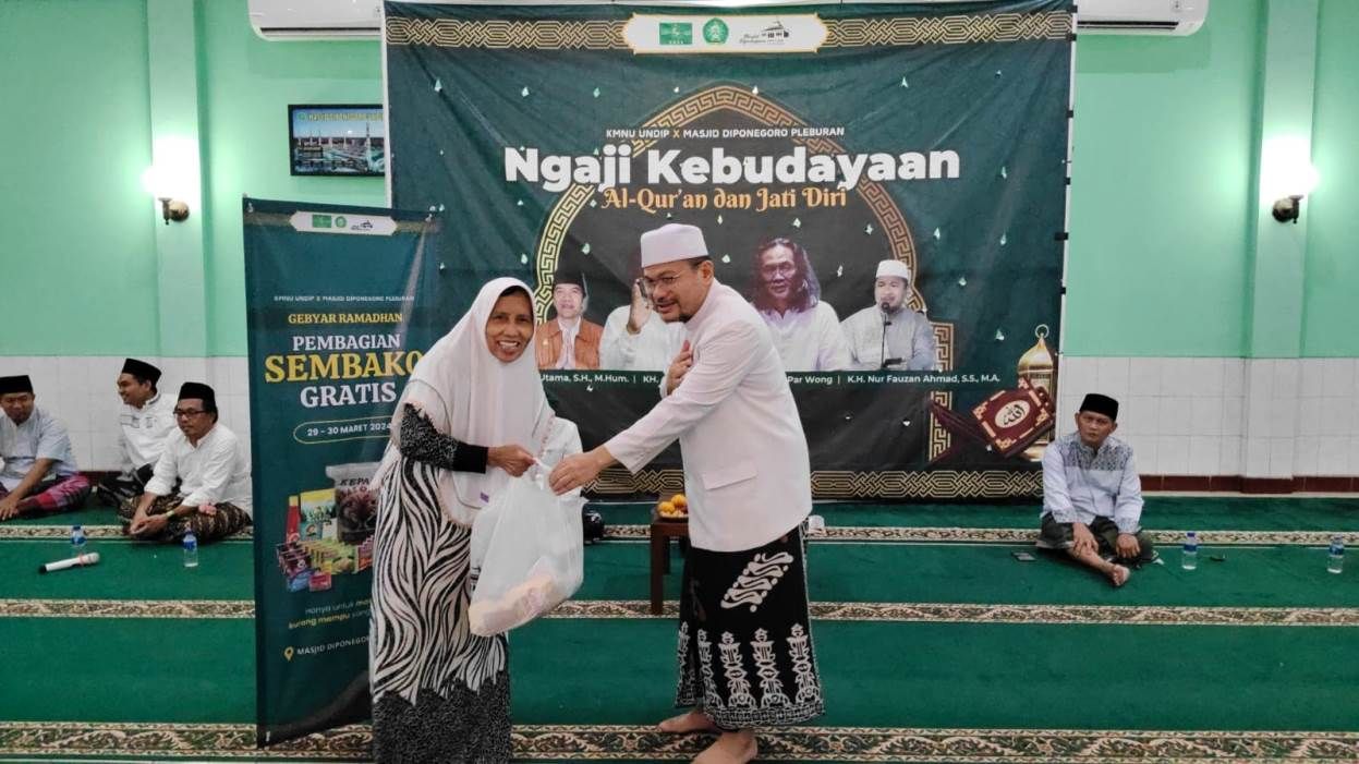  Ketua Takmir Masjid Diponegoro Semarang KH Nur Fauzan SS MA memberikan santunan kepada perwakilan warga Pleburan, sebagai bentuk kepedulian masjid kepada masyarakat sekitar.