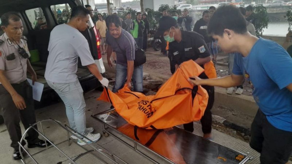 Penemuan jasad seorang pria di kali kolong Tol Ancol Kecamatan Pademangan pada Minggu (31/3/2024).