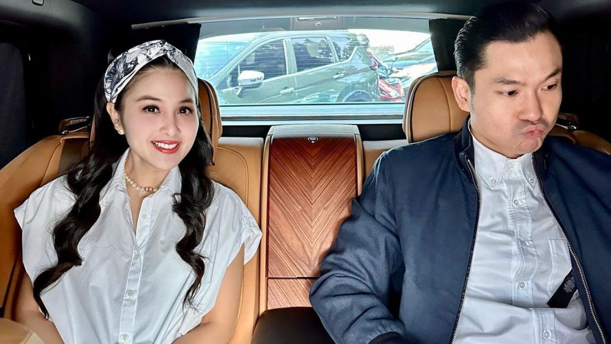 Sandra Dewi dan Harvey Moeis berfoto di mobil Rolls Royce miliknya. Harvey Moeis dan Sandra Dewi terseret kasus dugaan korupsi tambang Rp271 triliun.