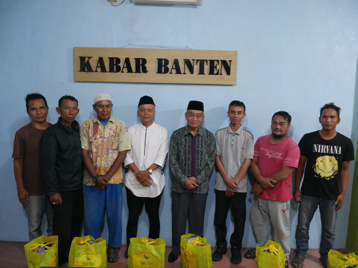 Direktur Kabar Banten Rachmat Ginandjar dan Wakil Ketua I Baznas Banten KH Zaenal Abidin Sujai bersama loper koran dalam acara penyaluran bantuan paket sembako.