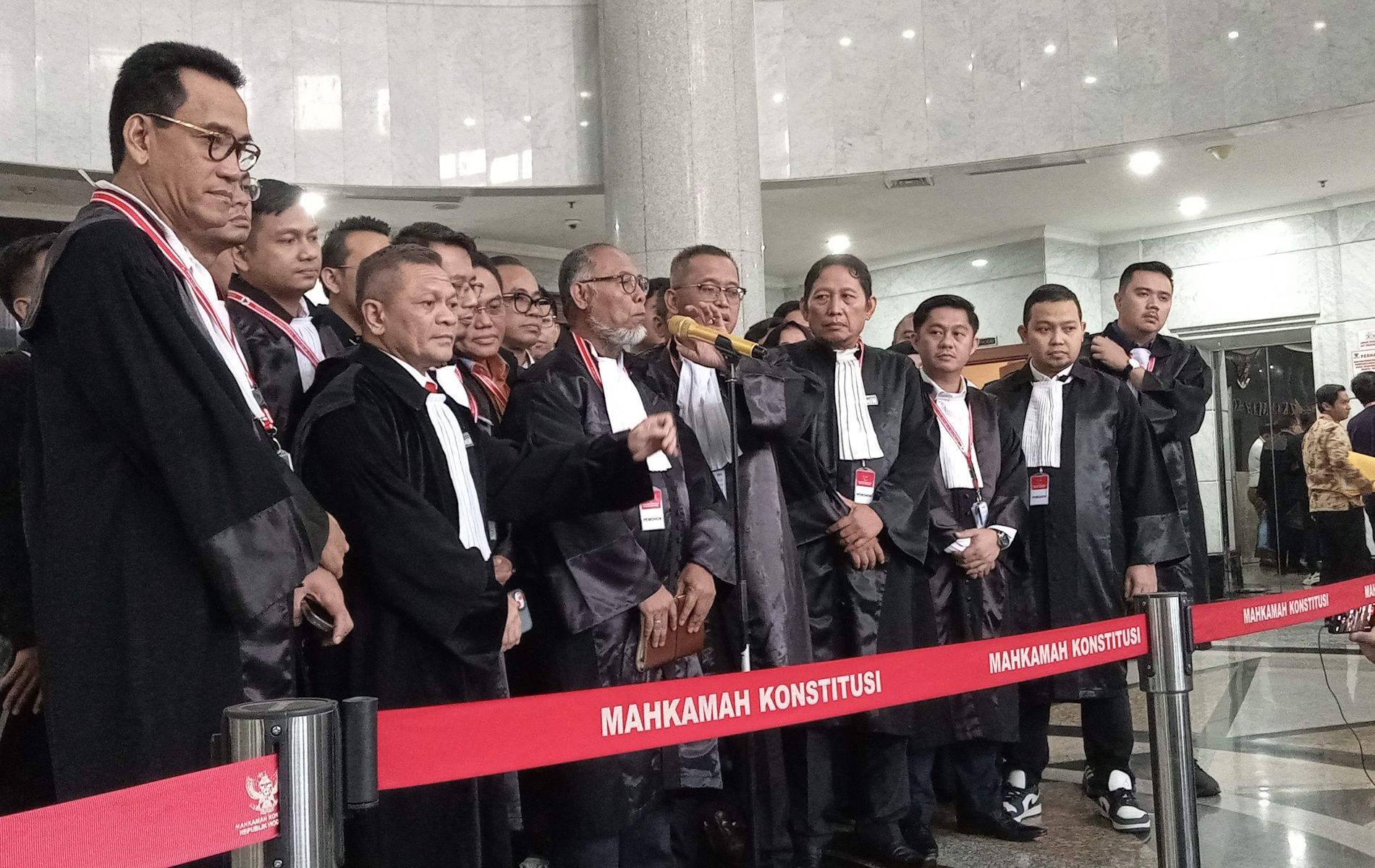 Sejumlah advokat Tim Hukum Nasional Anies Baswedan-Muhaimin Iskandar (AMIN) usai sidang di Mahkamah Konstitusi.