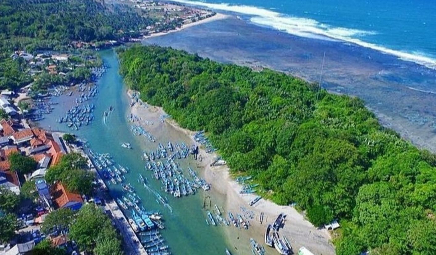 Pantai Santolo di Desa Pamalayan, Kecamatan Cikelet, Kabupaten Garut, Jawa Barat