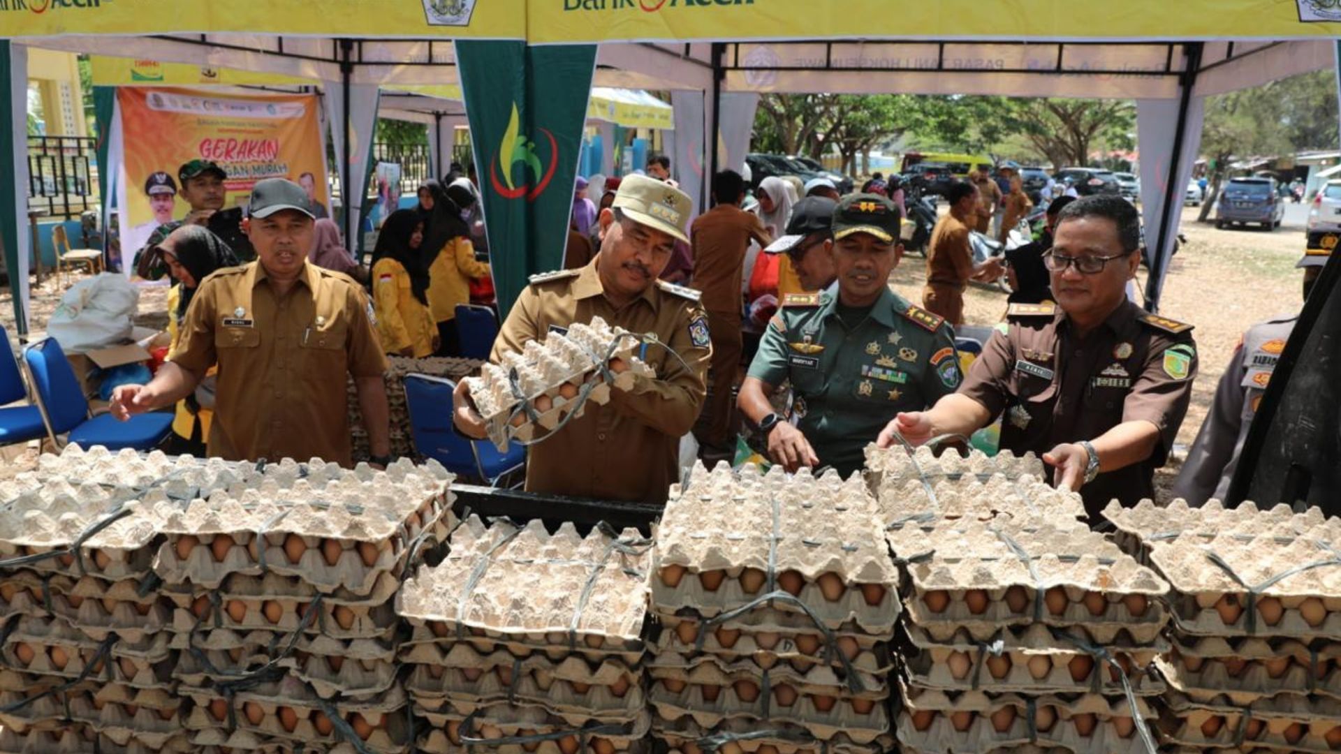Forkopimda Lhokseumawr memantau pasar murah yang digelar Dinas Pangan Aceh
