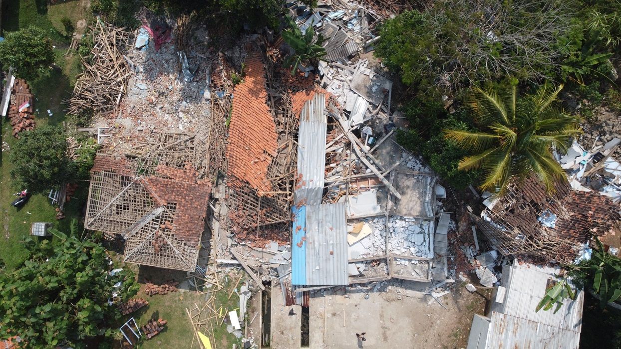 Pemandangan reruntuhan bangunan yang ambruk di Kampung Cibungur, Desa Sarinagen, Kecamatan Cipongkor, Kabupaten Bandung Barat, Senin (1/4/2024). Peristiwa itu terjadi karena adanya pergerakan tanah.