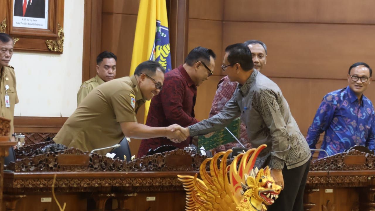 Pj Gubernur Bali pada Sidang Paripurna ke-6 DPRD Provinsi Bali Masa Persidangan I Tahun Sidang 2024 pada Senin 1 April 2024