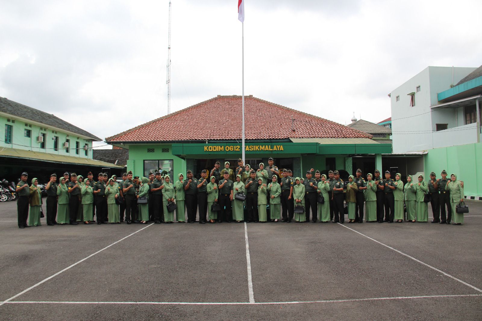 Kegiatan foto bersama selepas upacara korp raport kenaikan pangkat prajurit TNI AD Kodim 0612 Tasikmalaya