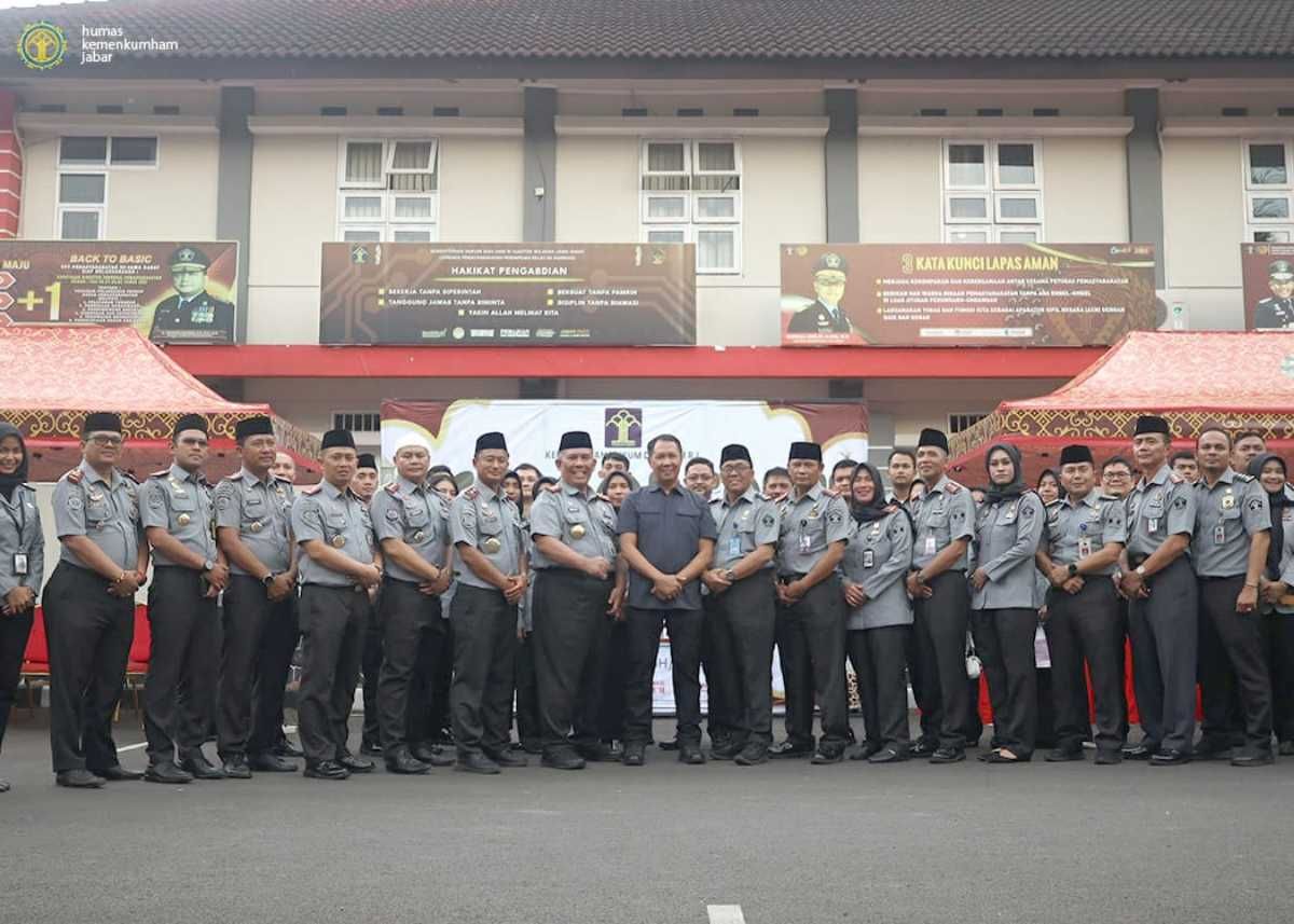 PK Ahli Utama Ditjen PAS , Sudjonggo foto bersama Kakanwil Kumham Jabar Andika Prasetya bersama jajarannya usai kegiatan bagi- bagi takjil 