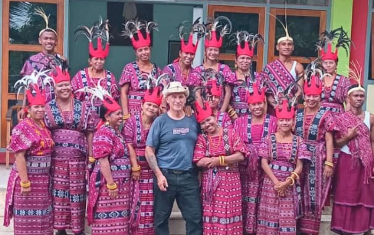 Para penari Tarian Belu Belen berpose bersama seorang turis mancanegara usai tampil di acara pembukaan Festival Bale Nagi 2024.