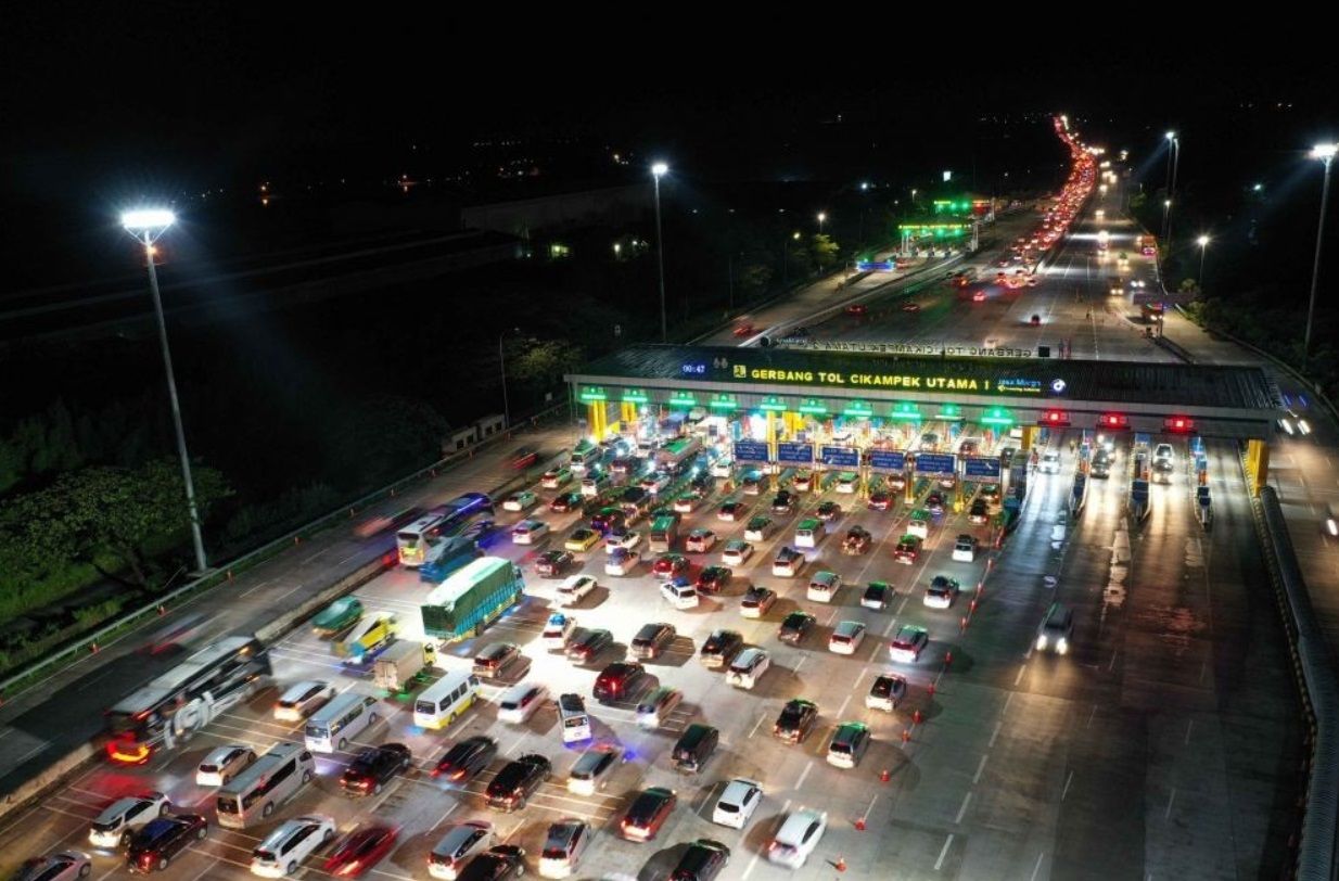 Sejumlah kendaraan melintasi gerbang di jalan Tol Jakarta-Cikampek, Kabupaten Purwakarta.
