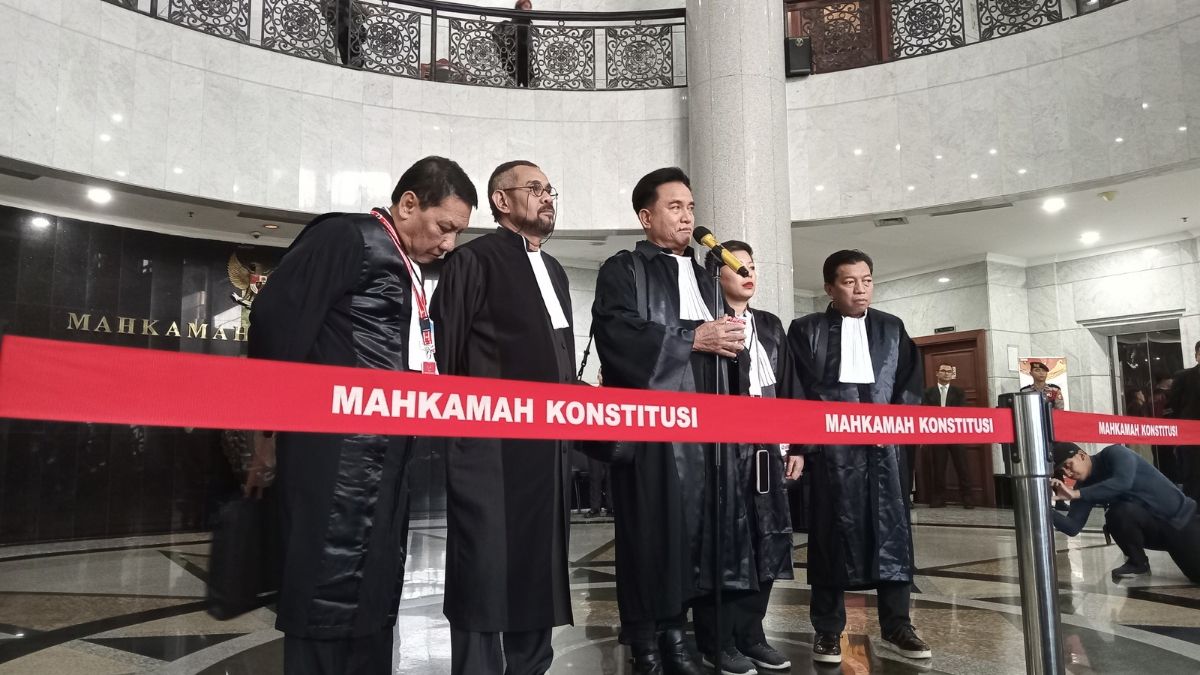 Ketua Tim Pembela Prabowo-Gibran Yusril Ihza Mahendra dalam konferensi pers di Gedung MK, Selasa (2/4/2024).