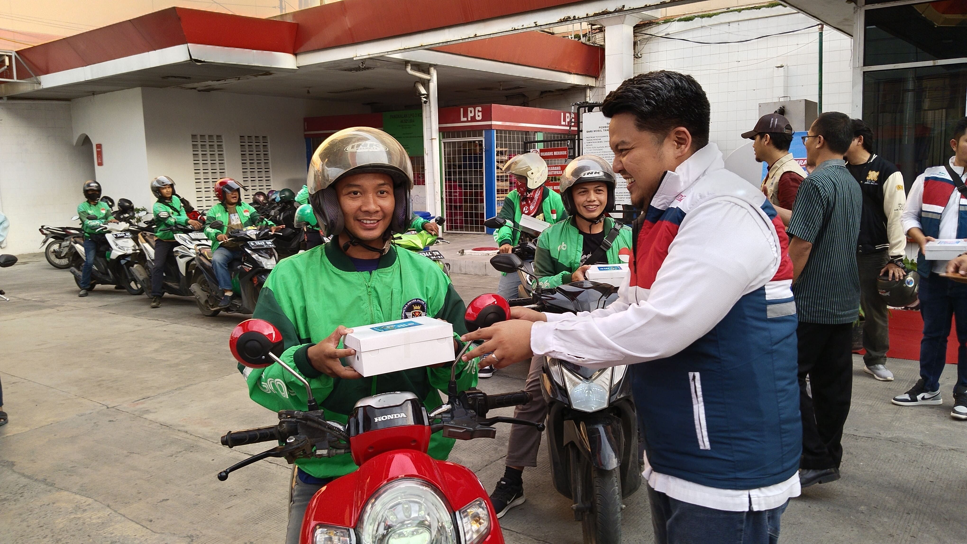 MyPertamina Motor Club Chapter Tegal saat memberikan takjir gratis kepada para pelanggan di SPBU 44.52104 Jl. Mayjend Sutoyo No.38, Kota Tegal, Selasa, 2 April 2024.