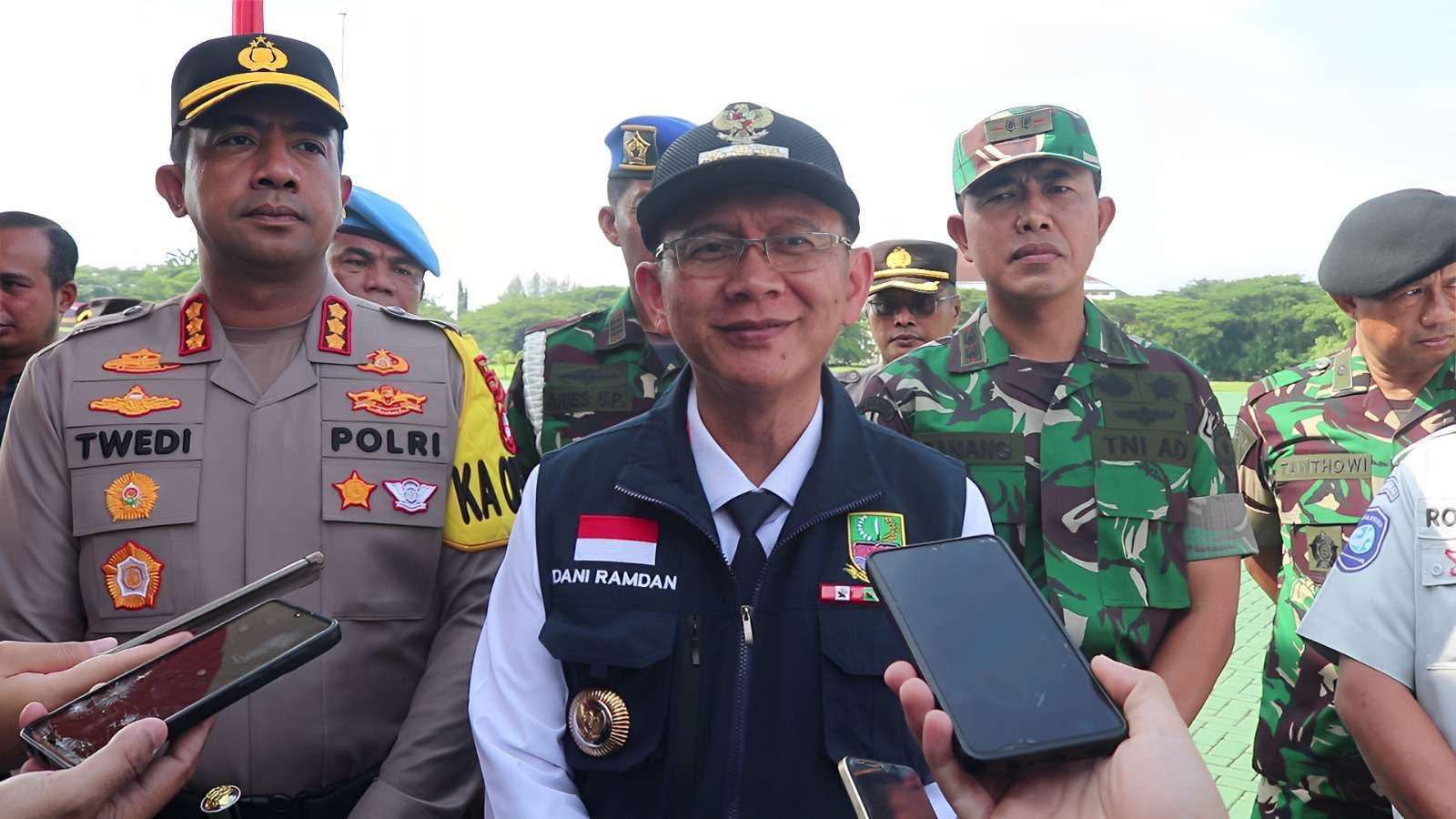 Penjabat Bupati Bekasi Dani Ramdan saat diwawancarai usai memimpin Apel Gelar Operasi Kepolisian Terpusat Ketupat Jaya 2024 di Plaza Pemda Kabupaten Bekasi pada Rabu 3 April 2024.