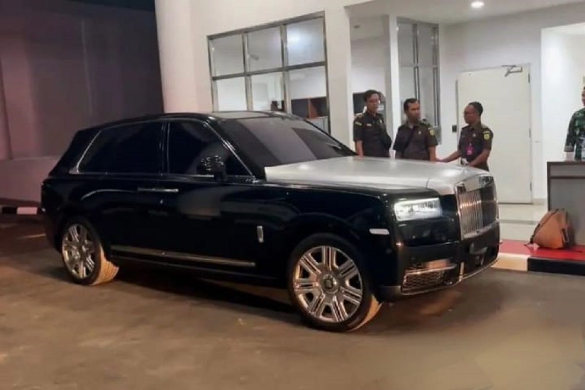 Mobil Rolls Royce milik Harvey Moeis yang disita penyidik Jampidsus Kejaksaan Agung