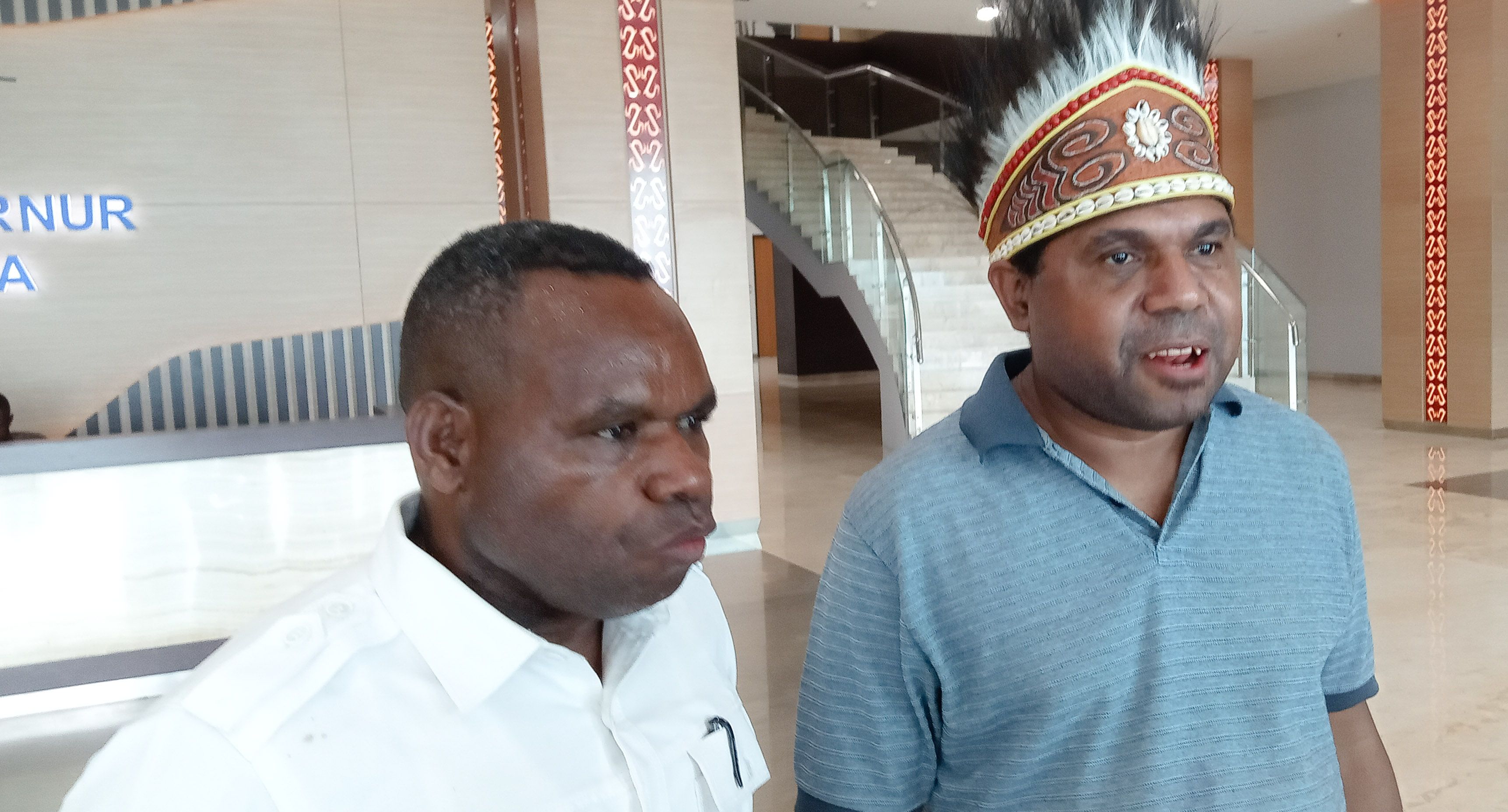Heri Hasso (Baju putih) penanggung jawab Demo ASN berdama Yulianus Dwa, selaku Ketua Forum Intelektual Pemuda Tabi Saireri ketika beri keterangan kepada media ini, Rabu 03 April 2024 (Portal Papua) Silas Ramandey