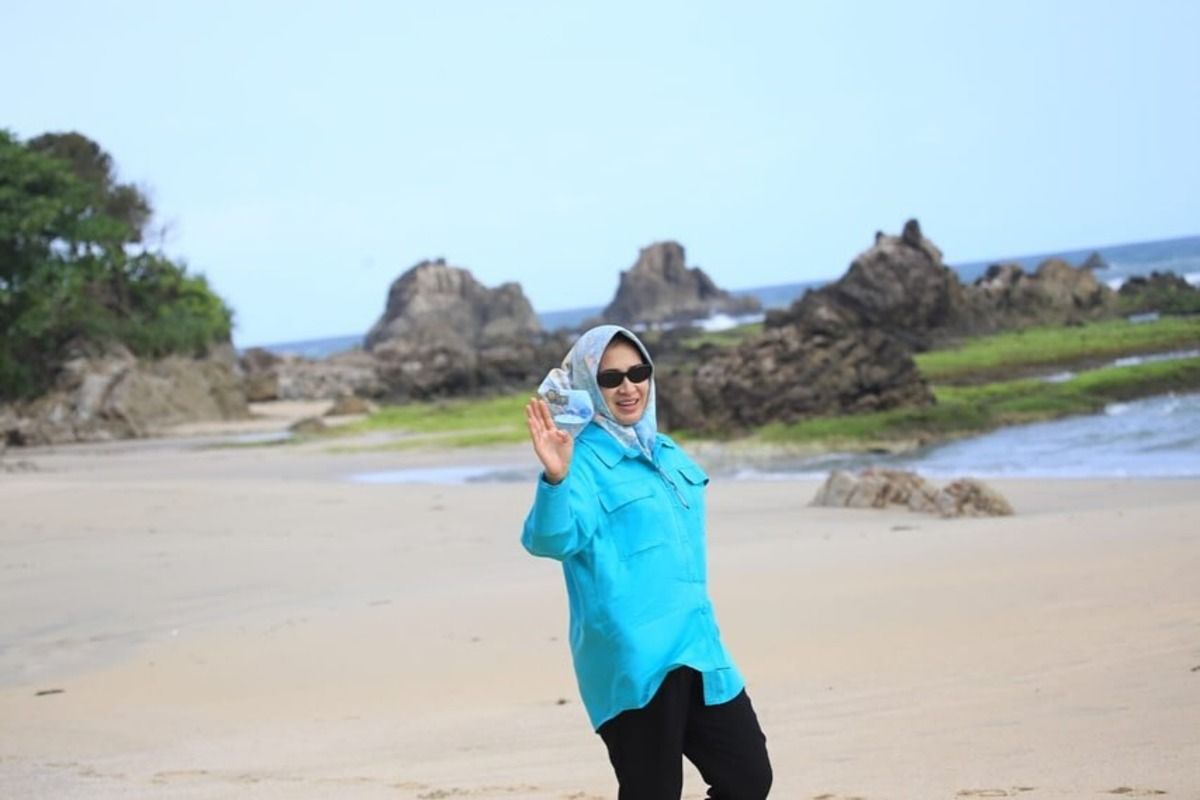 Airin Rachmi Diany menikmati akhir pekan di Pantai Cihara Lebak Banten/ Instagram @airinrachmidiany