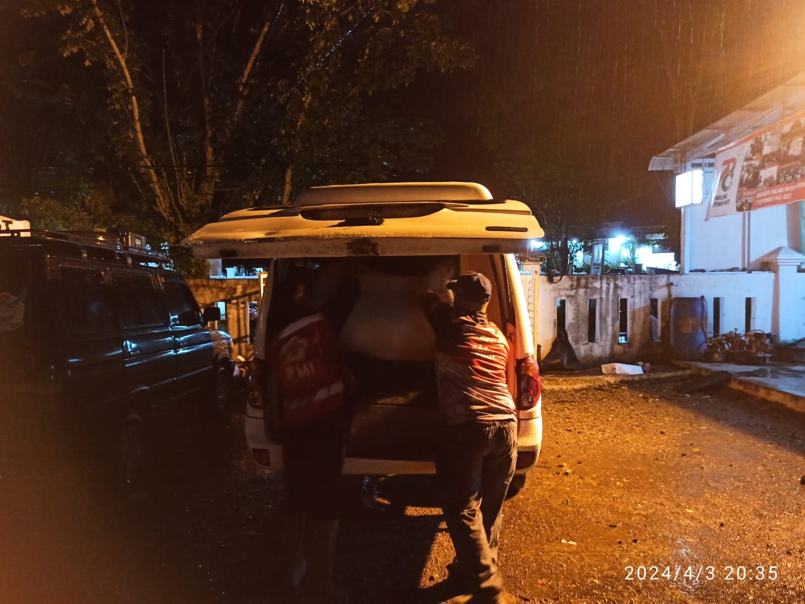 Relawan Markas Palang Merah Indonesia (PMI) Pasaman Barat, Sumatera Barat, saat melakukan loading bantuan darurat bagi masyarakat terdampak banjir yang terjadi pada Rabu 3 Maret 2024, di Nagari Sinuruik Kecamatan Talamau