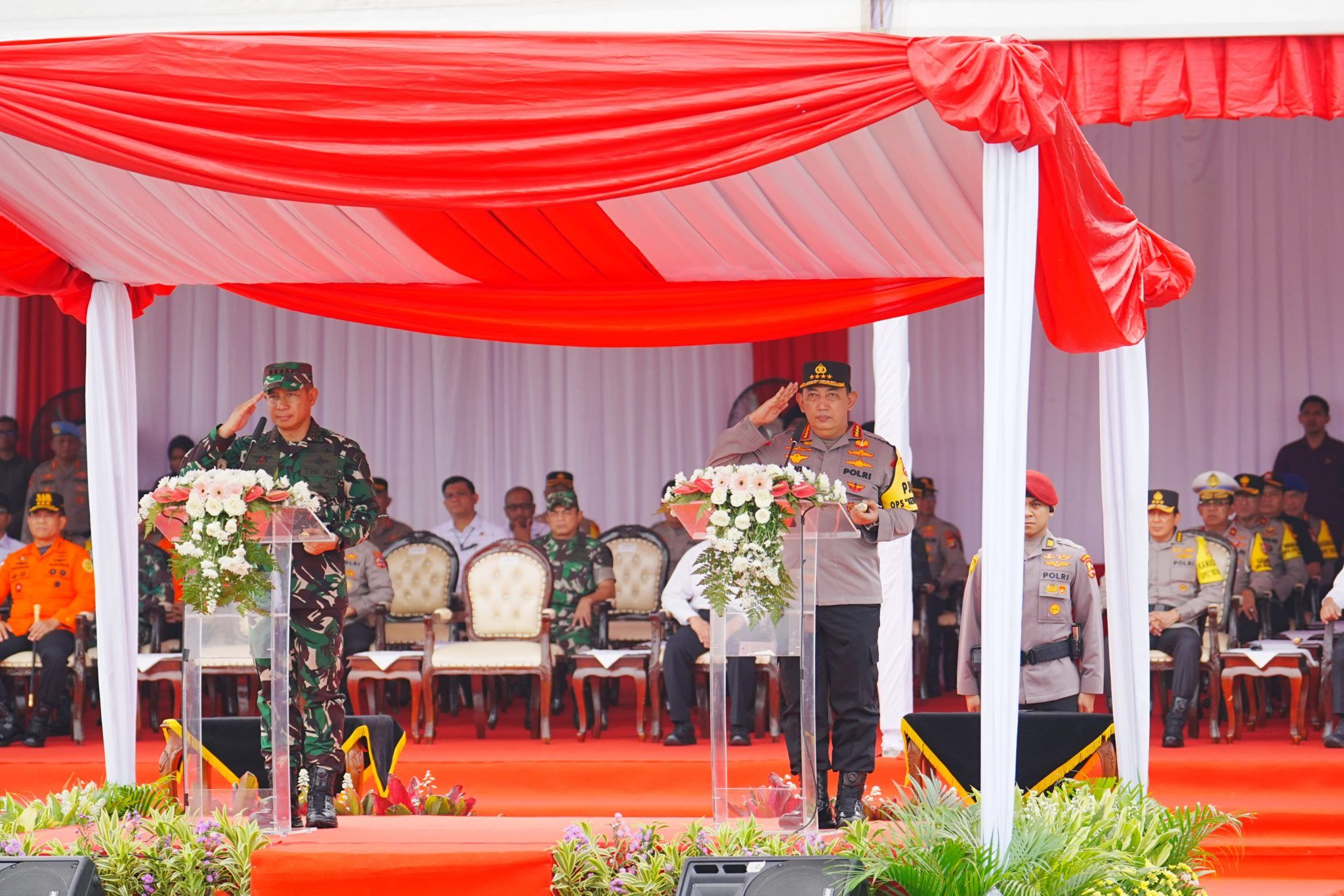 Kapolri Jenderal Listyo Sigit Prabowo dan Panglima TNI Jenderal Agus Subiyanto itu, saat memimpin Gelar Pasukan Operasi Ketupat 2024, kegiatan ini bertujuan untuk memastikan kesiapan seluruh personel mewujudkan arus mudik dan balik Idul Fitri 1445 H, berjalan aman dan nyaman.