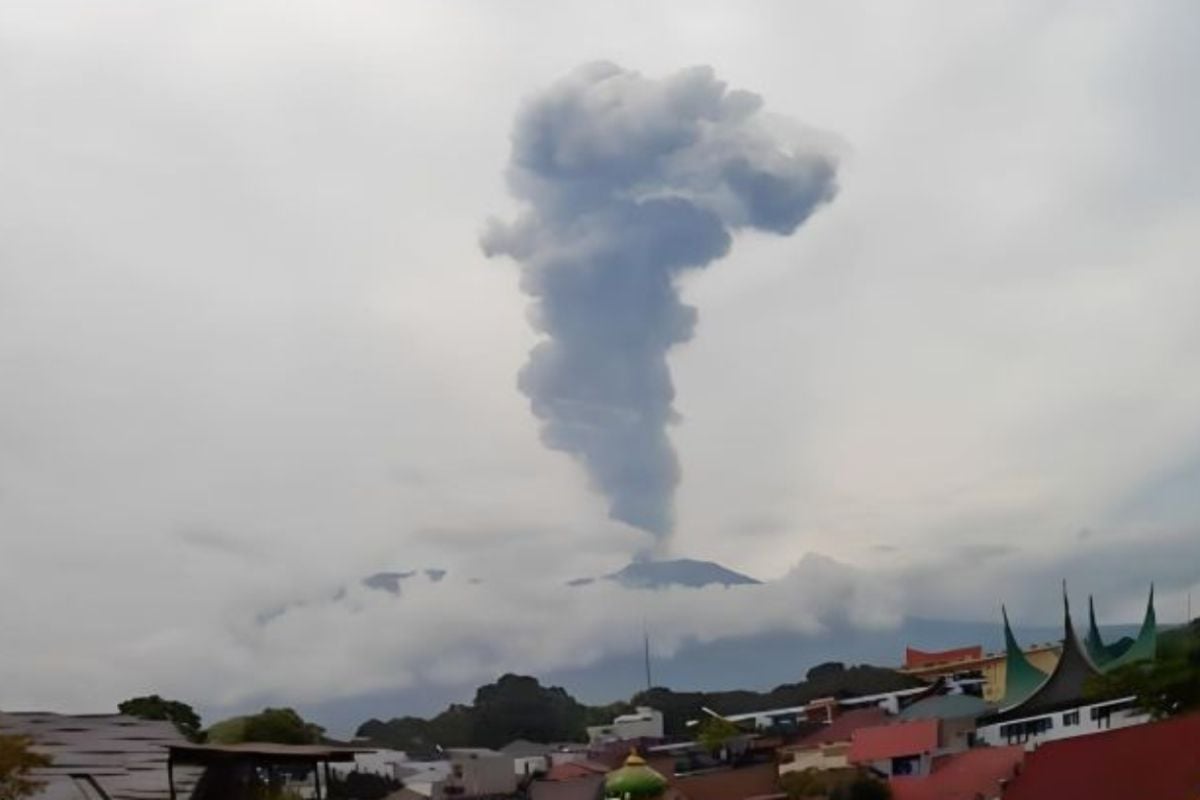 Kolom abu vulkanik tampak membumbung akibat aktivitas erupsi yang terjadi pada Gunung Marapi di Sumatera Barat, Rabu (3/4/2024)