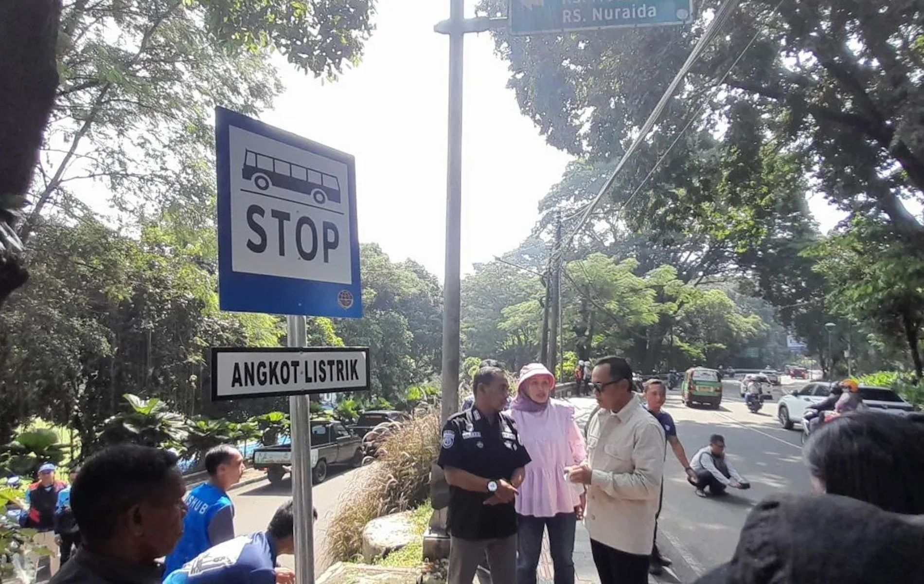 Pemasangan rambu pemberhentian angkot listrik di Kota Bogor, Jawa Barat, Jumat (29/3/2024).