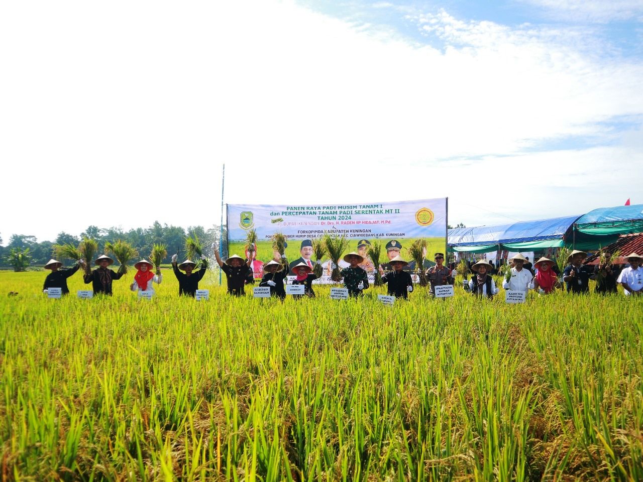 Dinas Ketahanan Pangan dan Pertanian (Diskatan) Kabupaten Kuningan, Jawa Barat, melaksanakan Gerakan Panen Raya Padi MT I sekaligus Gerakan Tanam Padi Serentak MT II Tahun 2024.*