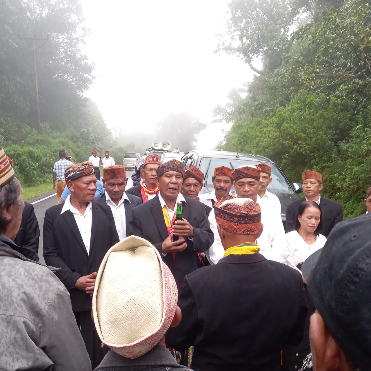 Penyambutan Tarsisius Sjukur bersama rombongan dari Kecamatan Borong dan Ranamese