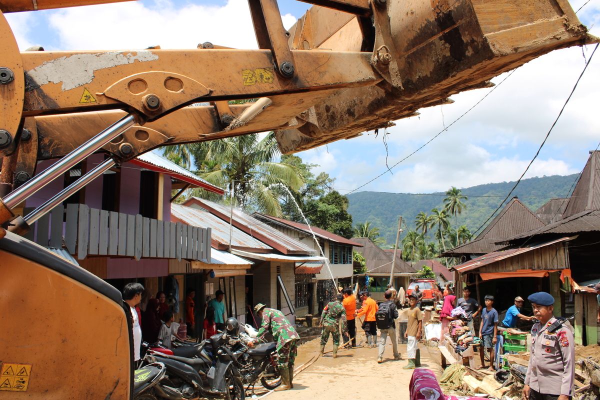Tim gabungan penanganan bencana banjir bandang di Sinuruik, Kecamatan Talamau, Pasaman Barat, Sumatera Barat, mulai membersihkan rumah warga terdampak banjir bandang yang terjadi pada Rabu 3 April 2024