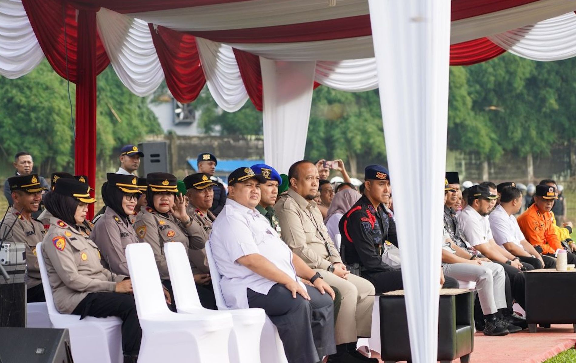 Ketua DPRD Kota Bogor Atang Trisnanto (baju putih) mengikuti apel gelar pasukan operasi Ketupat Lodaya 2024 di Stadion GOR Pajajaran, Rabu (3/4/2024).