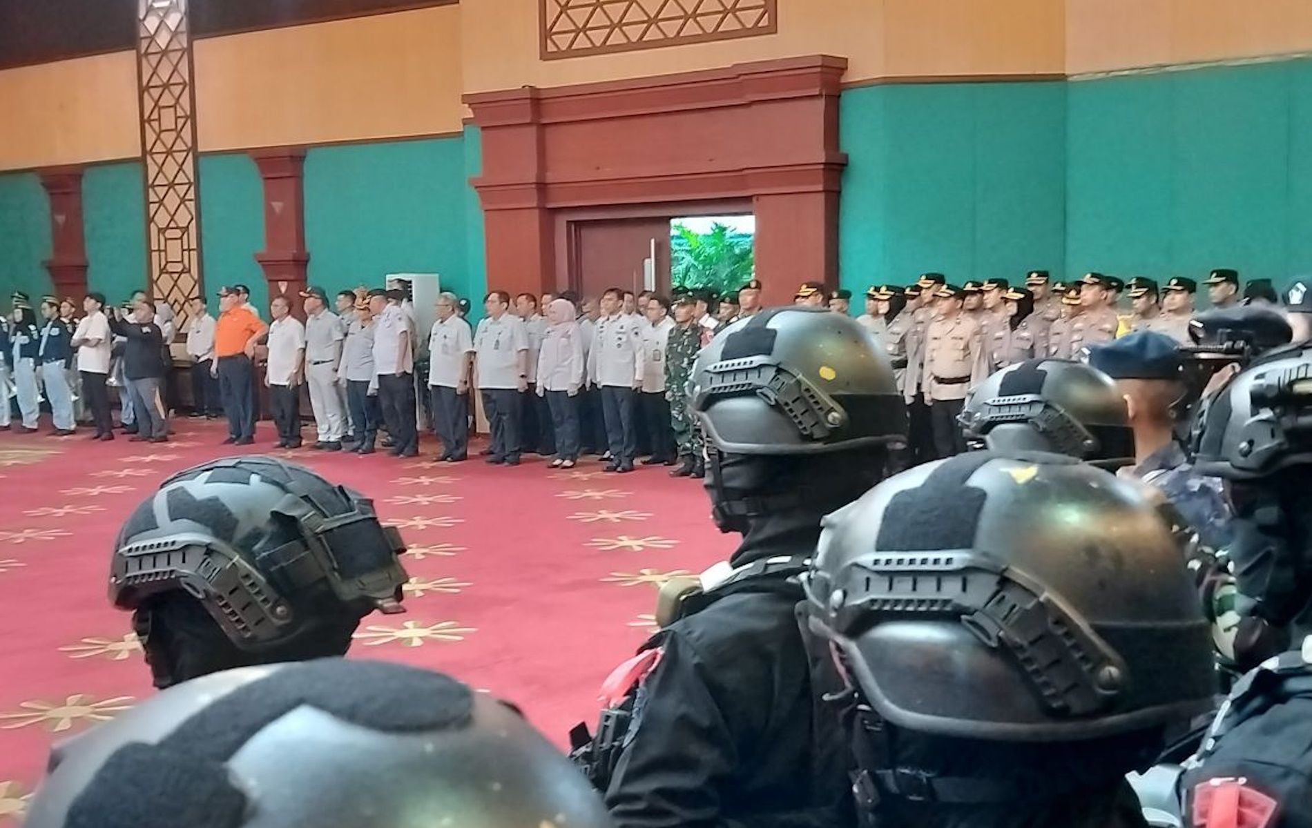 Petugas melakukan gelar pasukan Operasi Ketupat Lodaya di Aula Tegar Beriman, Cibinong, Kabupaten Bogor, Jawa Barat, Rabu (3/4/2024).
