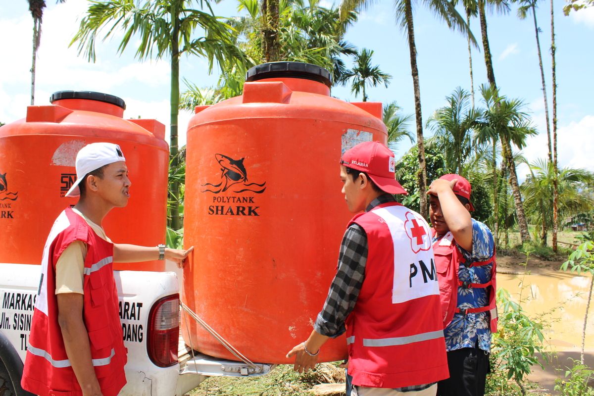 Distribusi bantuan tandon penampungan air  bersih oleh relawan Markas PMI Pasaman Barat, diketahui banjir bandang yang menghantam Nagari Sinuruik, Kecamatan Talamau, pada Rabu 3 April 2024, telah mengakibatkan putusnya sambungan air bersih warga