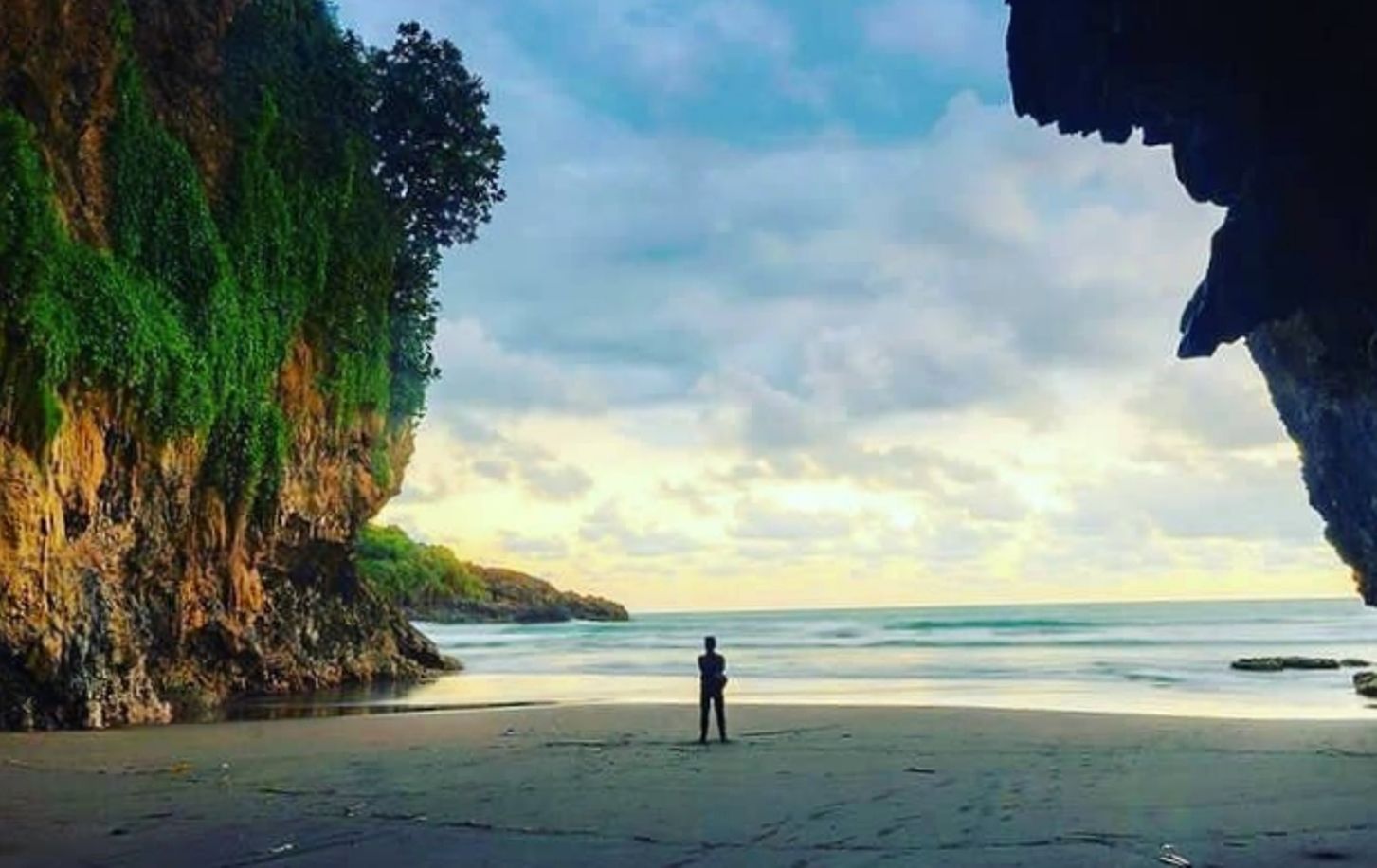 Pantai Menganti di Desa Karangduwur, Kecamatan Ayah, Kabupaten Kebumen, Jawa Tengah