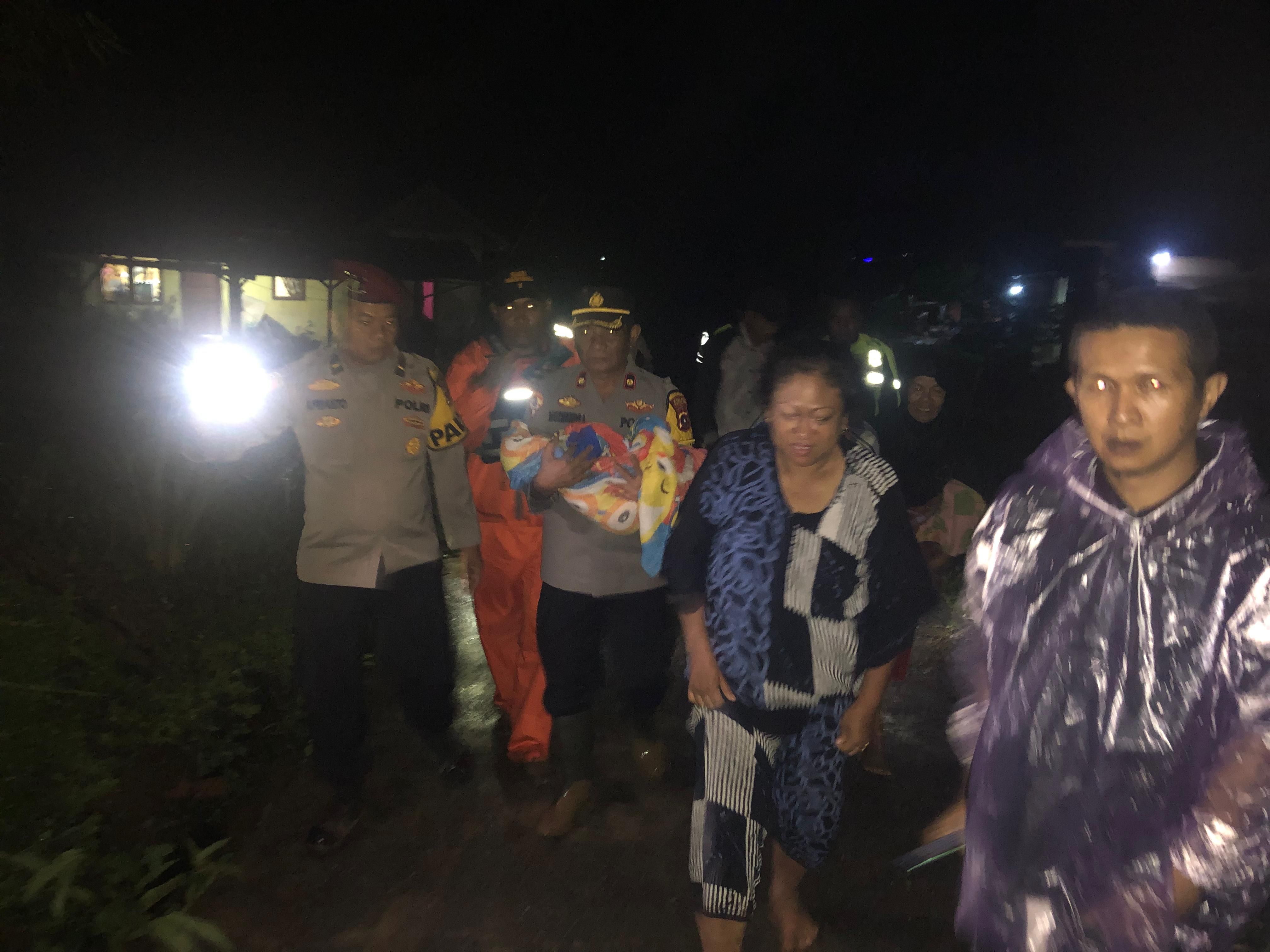 Proses evakuasi warga terdampak bencana banjir bandang oleh petugas kepolisian Polres Pasbar dibantu anggota polisi Polsek Talamau