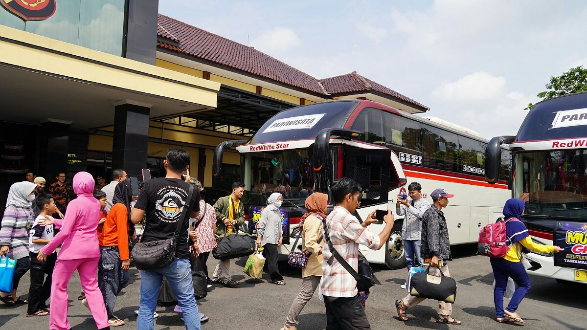 Para penumpang  bus mudik gratis dari Polres Tasikmalaya Kota sedang siap siap  di Mako Polres Tasik Kota Jumat 5 April 2024