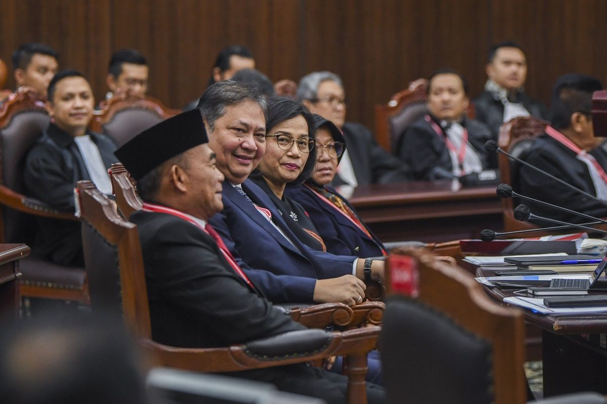 Menko PMK Muhadjir Effendy (kiri), Menko Perekonomian Airlangga Hartarto (kedua kiri), Menteri Keuangan Sri Mulyani (kedua kanan), Menteri Sosial Tri Rismaharini (kanan) bersiap mengikuti sidang lanjutan sengketa hasil Pilpres 2024 di Mahkamah Konstitusi, Jakarta, Jumat (5/4/2024). Sidang lanjutan tersebut beragendakan mendengarkan keterangan empat menteri yaitu Menko PMK, Menko Perekonomian, Menkeu dan Mensos serta Ketua Dewan Kehormatan Penyelenggara Pemilu (DKPP). ANTARA FOTO/Galih Pradipta/a