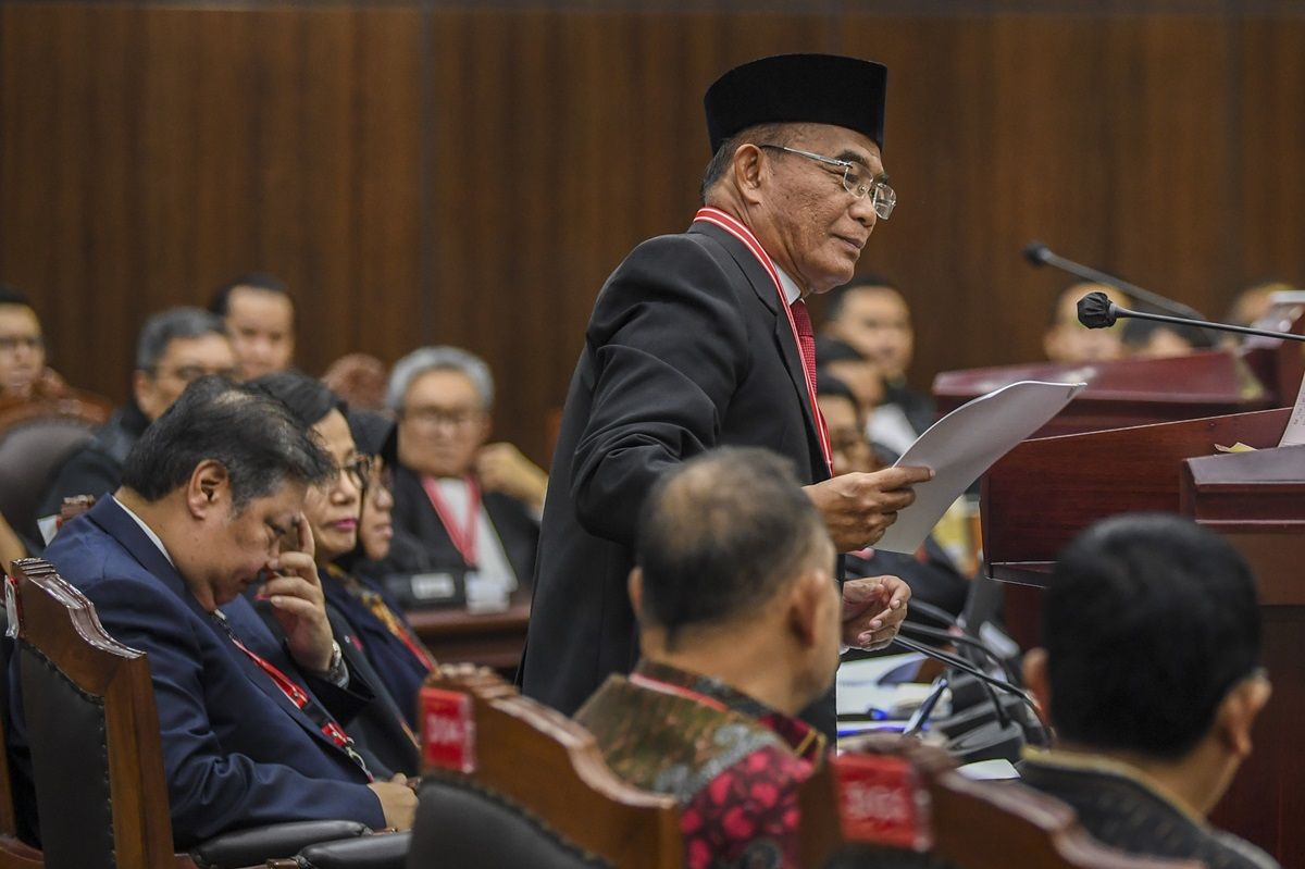 Menko PMK Muhadjir Effendy (kanan) mengikuti sidang lanjutan sengketa hasil Pilpres 2024 di Mahkamah Konstitusi, Jakarta, Jumat (5/4/2024).