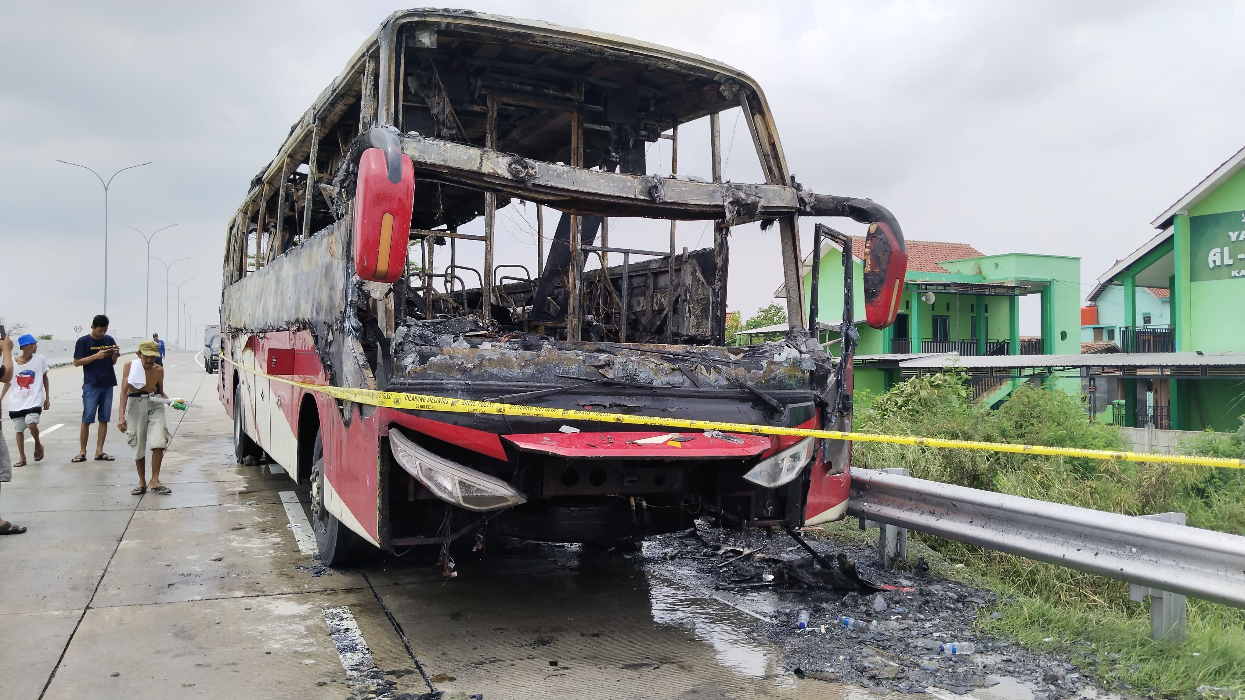 Kondisi bus PO Agra Mas yang terbakar di Exit Tol Adiwerna Tegal setelah dipadamkan. (Kabar Tegal/Dwi Prasetyo Asriyanto) 