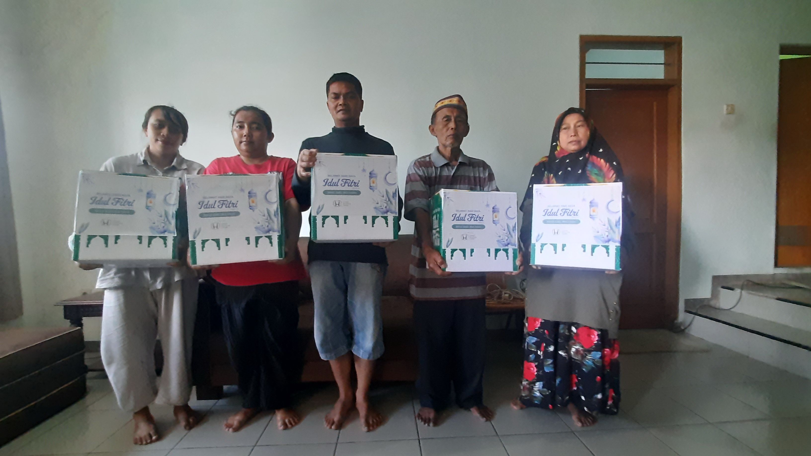 HBC memberikan bantuan berupa paket sembako dan keperluan Lebaran untuk warga Cilaja Hilir, Kabupaten Bandung.*/  