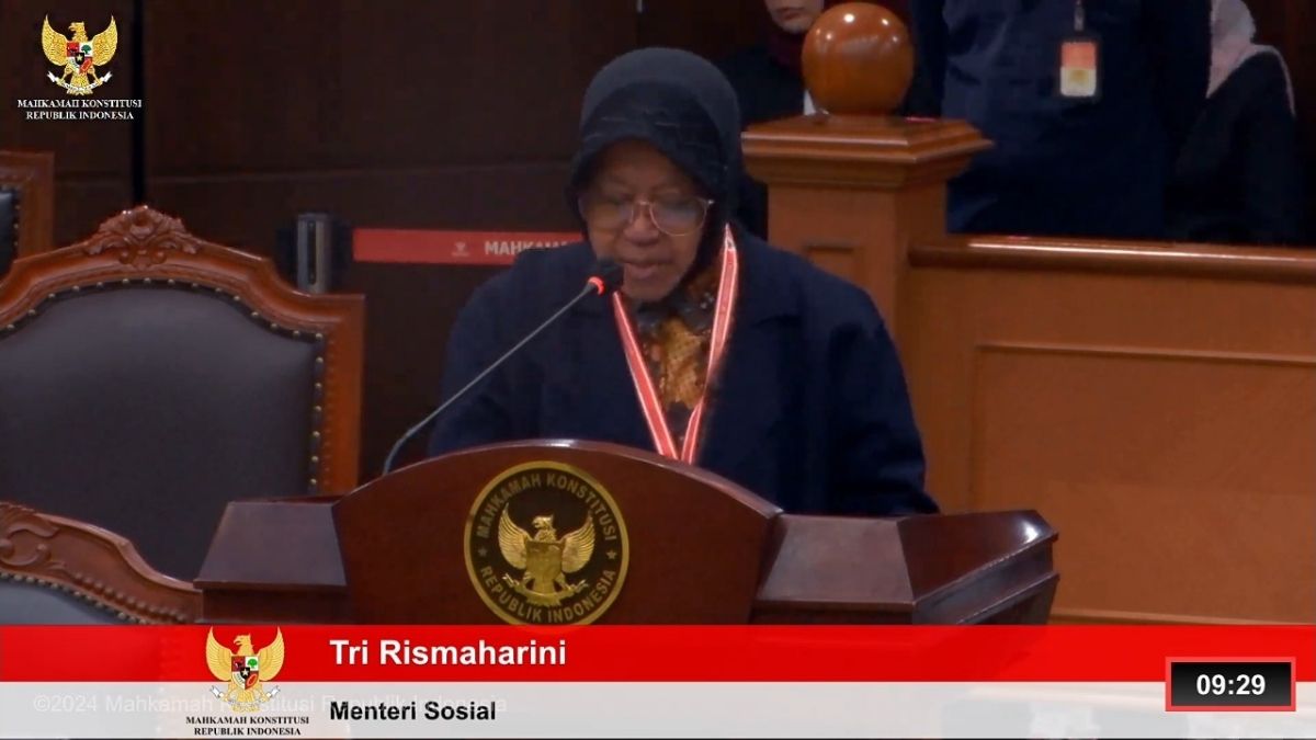 Menteri Sosial Tri Rismaharini menjelaskan soal penyaluran bansos di sidang sengketa Pilpres 2024 di Gedung Mahkamah Konstitusi, Jumat (5/4/2024).