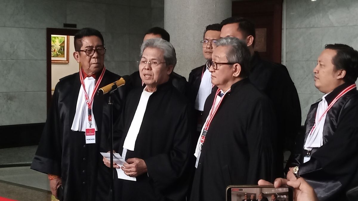 Deputi Hukum TPN Ganjar-Mahfud Todung Mulya Lubis dalam konpers di Mahkamah Konstitusi pada Jumat (5/4/2024).