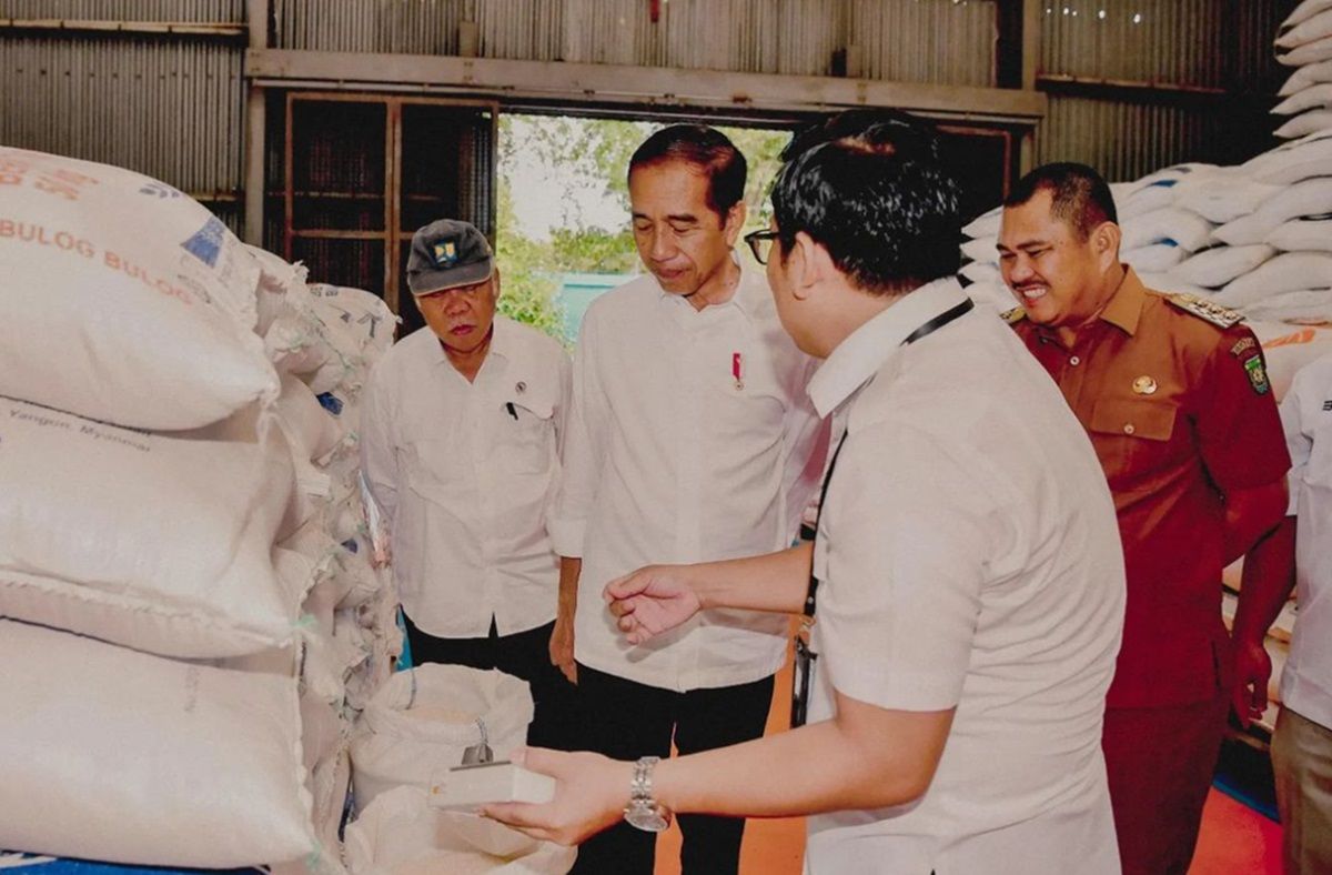 Presiden Joko Widodo (Jokowi) di Komplek Pergudangan Bulog Manggis, Kabupaten Bungo, Jambi. Kamis, 4 April 2024.