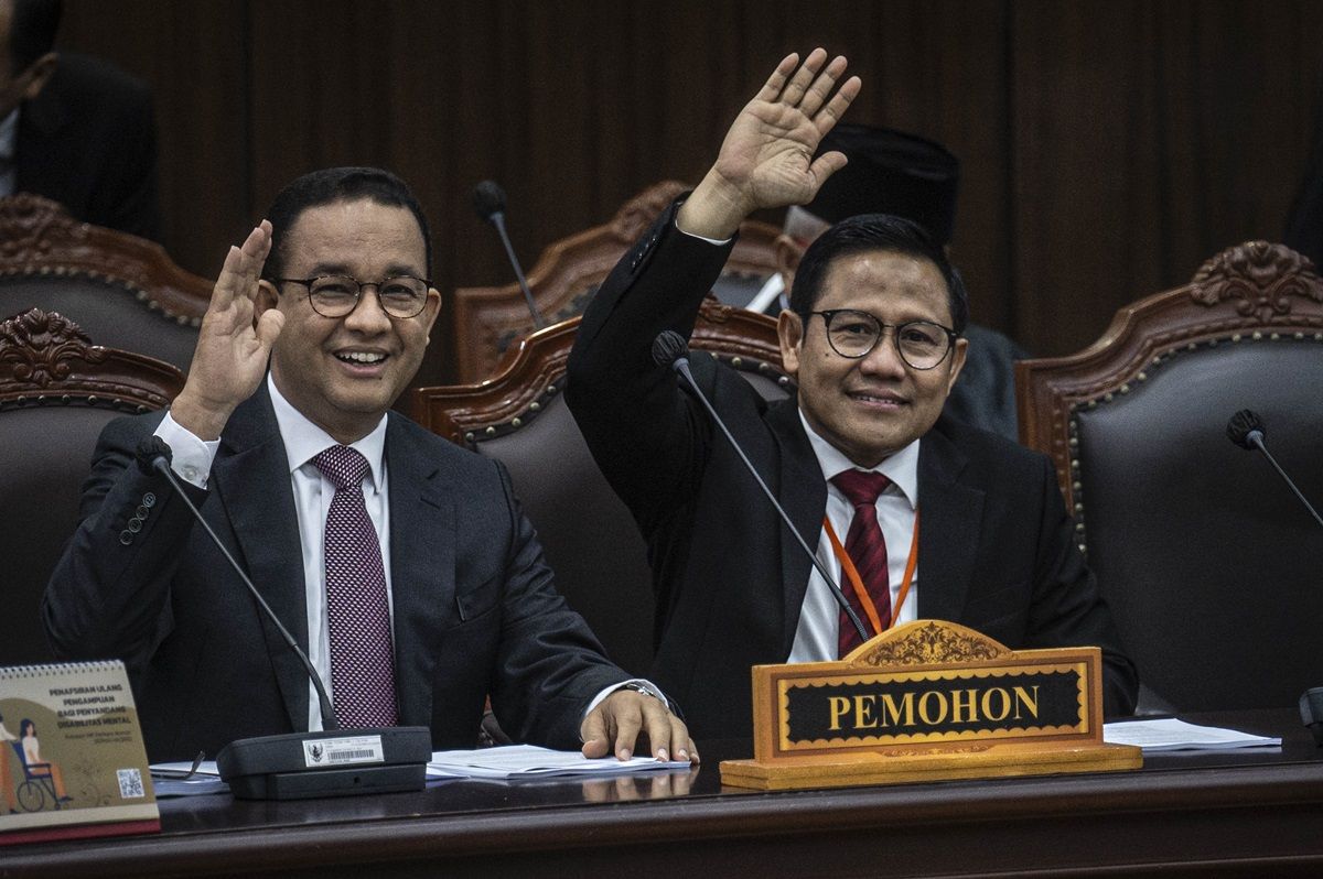 Calon presiden dan calon wakil presiden nomor urut 1 Anies Baswedan (kiri) dan Muhaimin Iskandar (kanan) selaku pihak pemohon melambaikan tangan sebelum dimulainya sidang perdana perselisihan hasil Pilpres 2024 di Gedung Mahkamah Konstitusi, Jakarta, Rabu (27/3/2024).