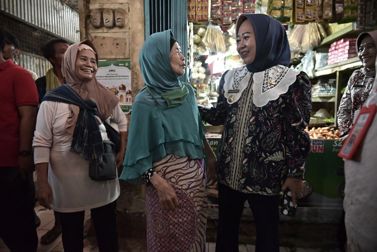 Bupati Tiwi melakukan monitoring harga kebutuhan pokok masyarakat di Pasar Segamas Purbalingga/Prokopim Purbalingga