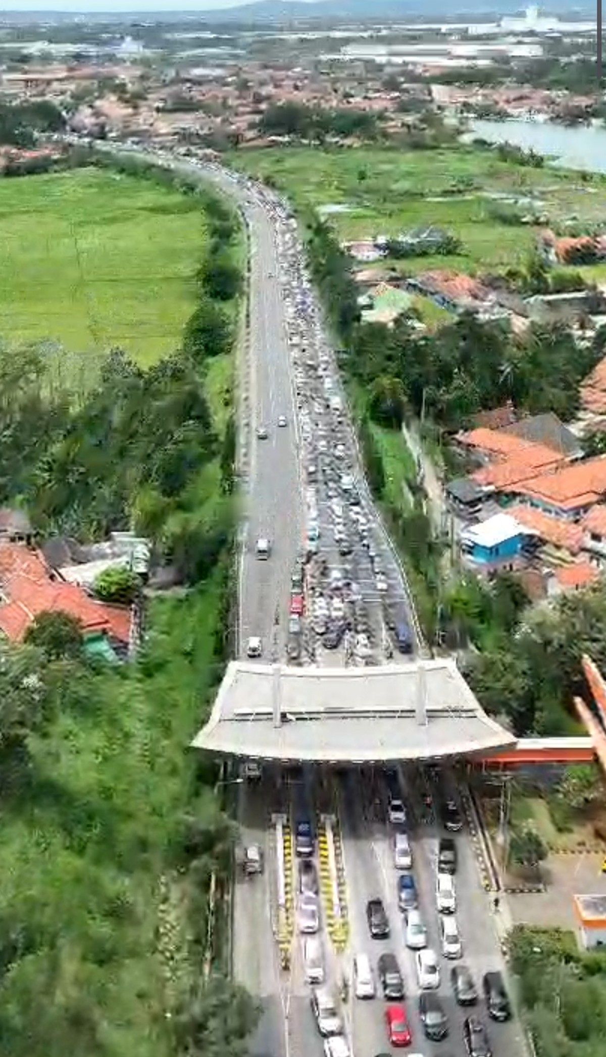 Foto udara penampakan kendaraan pemudik di Tol Tangerang Merak (Gerbang Tol Merak) menuju Pelabuhan Merak Banten, Sabtu 6 April 2024.