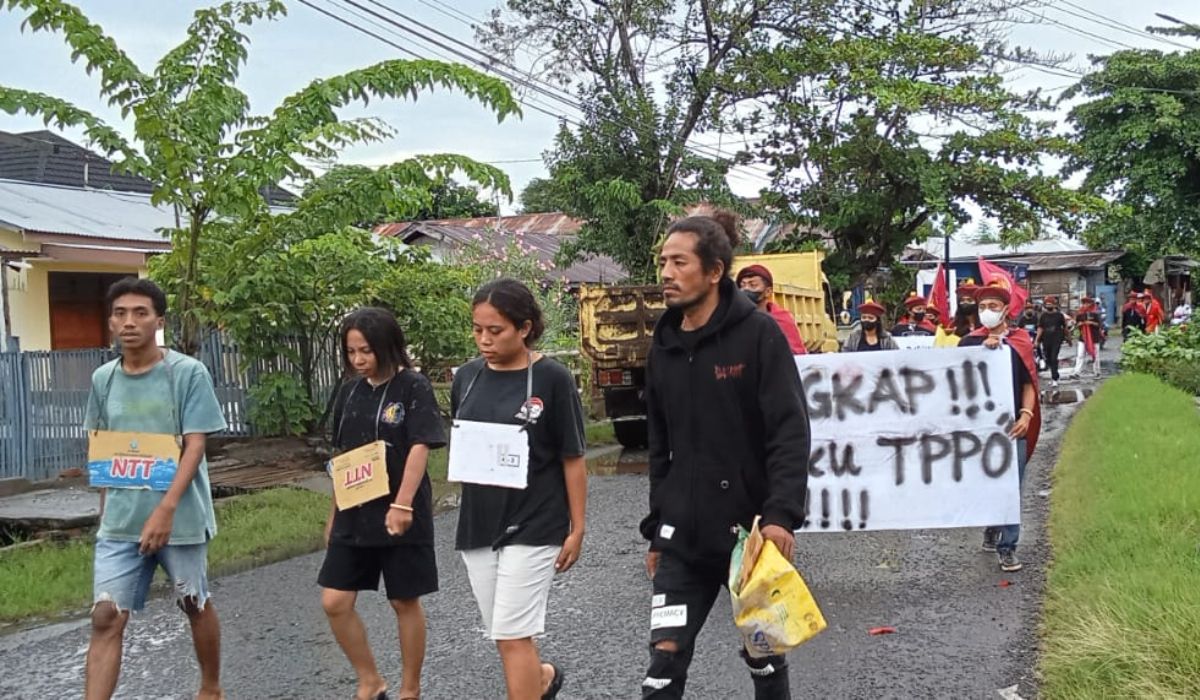 PMKRI Cabang Maumere saat menggelar aksi duka terkait TPPO, Sabtu (06/04/2024) sore.//
