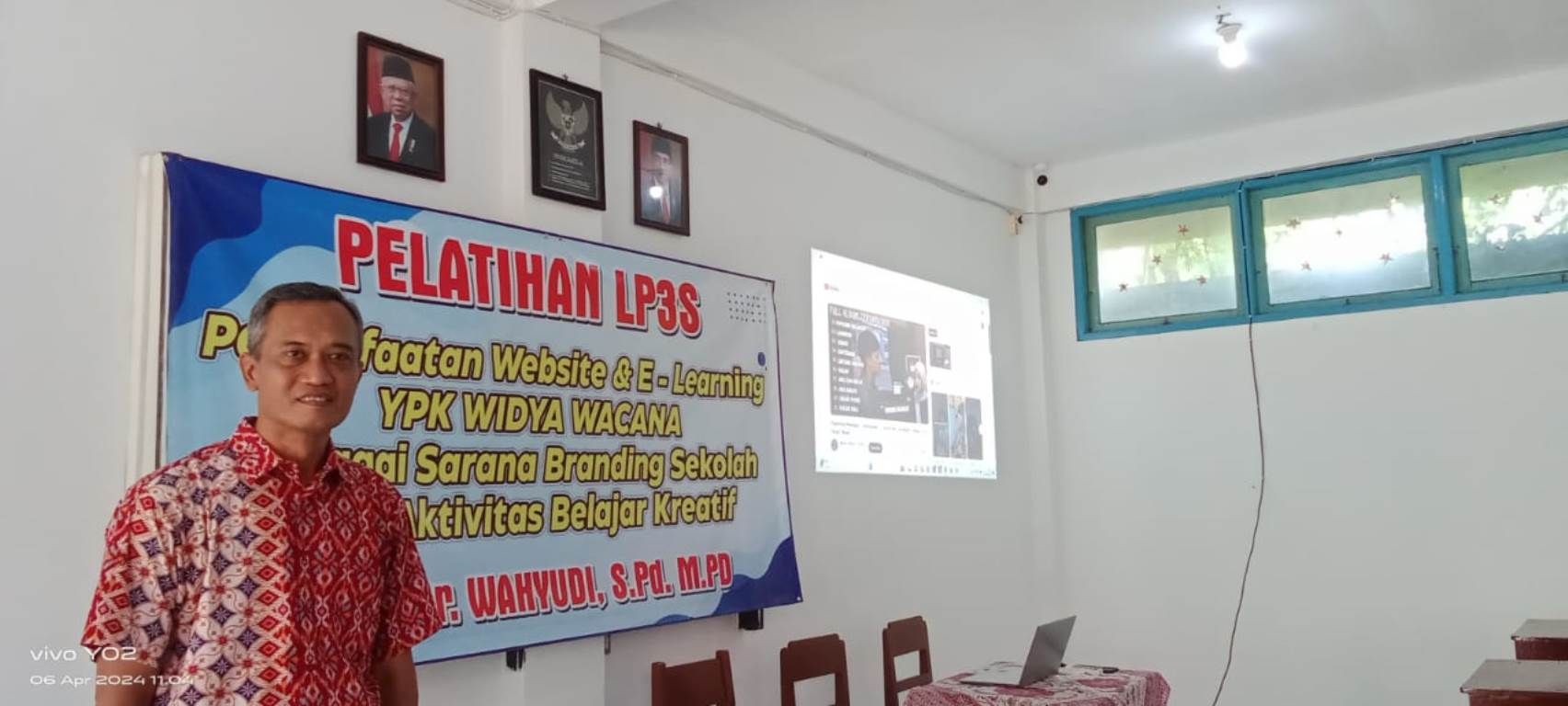 Pengurus YPK Widya Wacana, Pdt Tyas Budi Legowo, menunjukkan ruang kelals yang akan dipergunakan untuk mendukung program digitalisasi di SMA Kristen Purwodadi.
