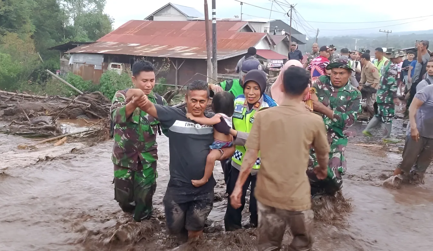 Ratusan warga di Kabupaten Agam, Sumatera Barat terdampak banjir lahar dingin Gunung Merapi.