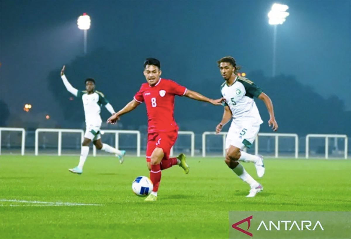Pemain Timnas Indonesia U-23, Witan Sulaeman, menguasai bola saat laga uji coba melawan Arab Saudi di Dubai, Uni Emirat Arab, Jumat (5/4/2024) malam. 