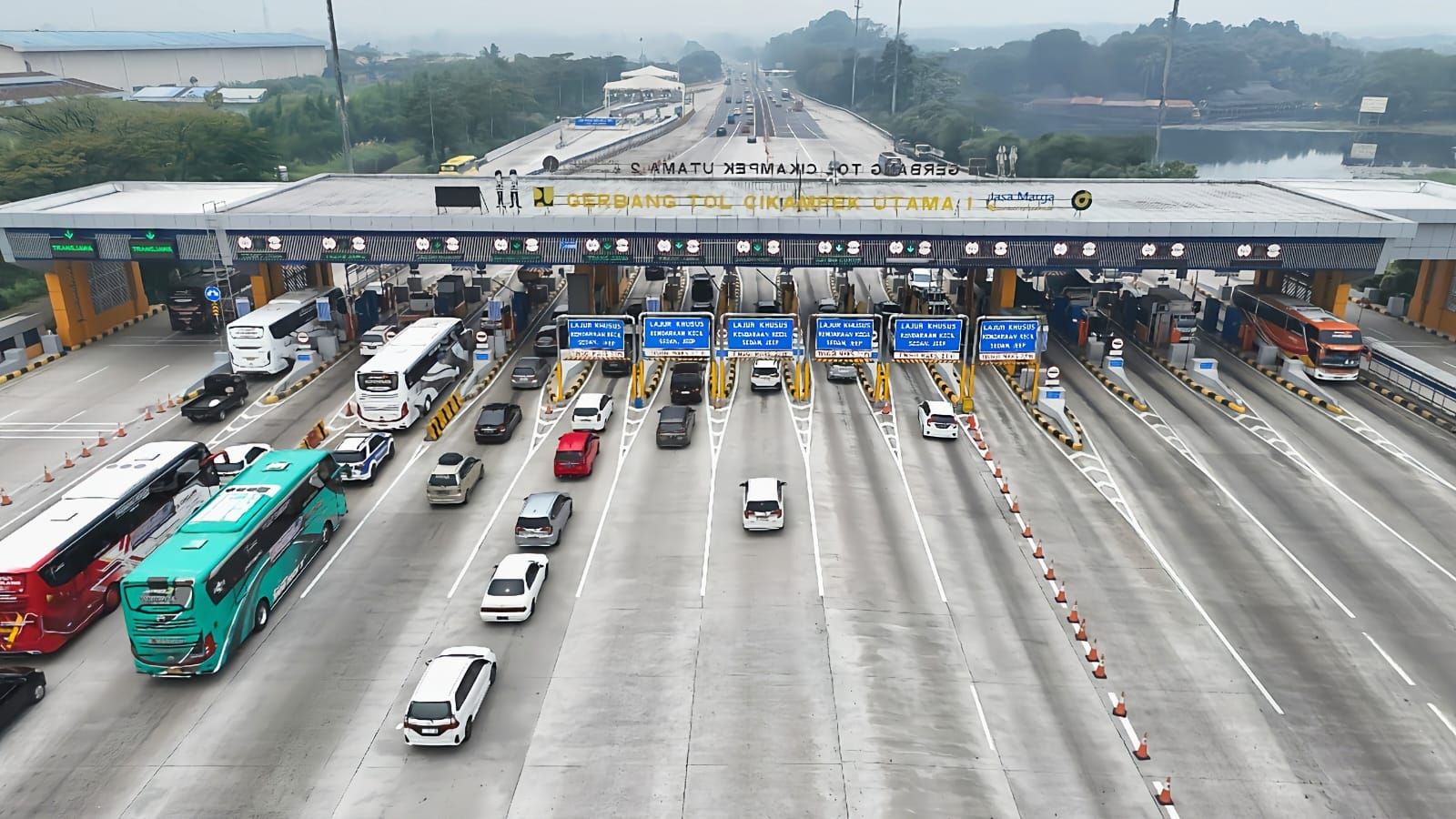 Antrean kendaraan terjadi di Gerbang Tol Cikampek Utama I pada Jumat, 5 April 2024. (ilustrasi mudik)