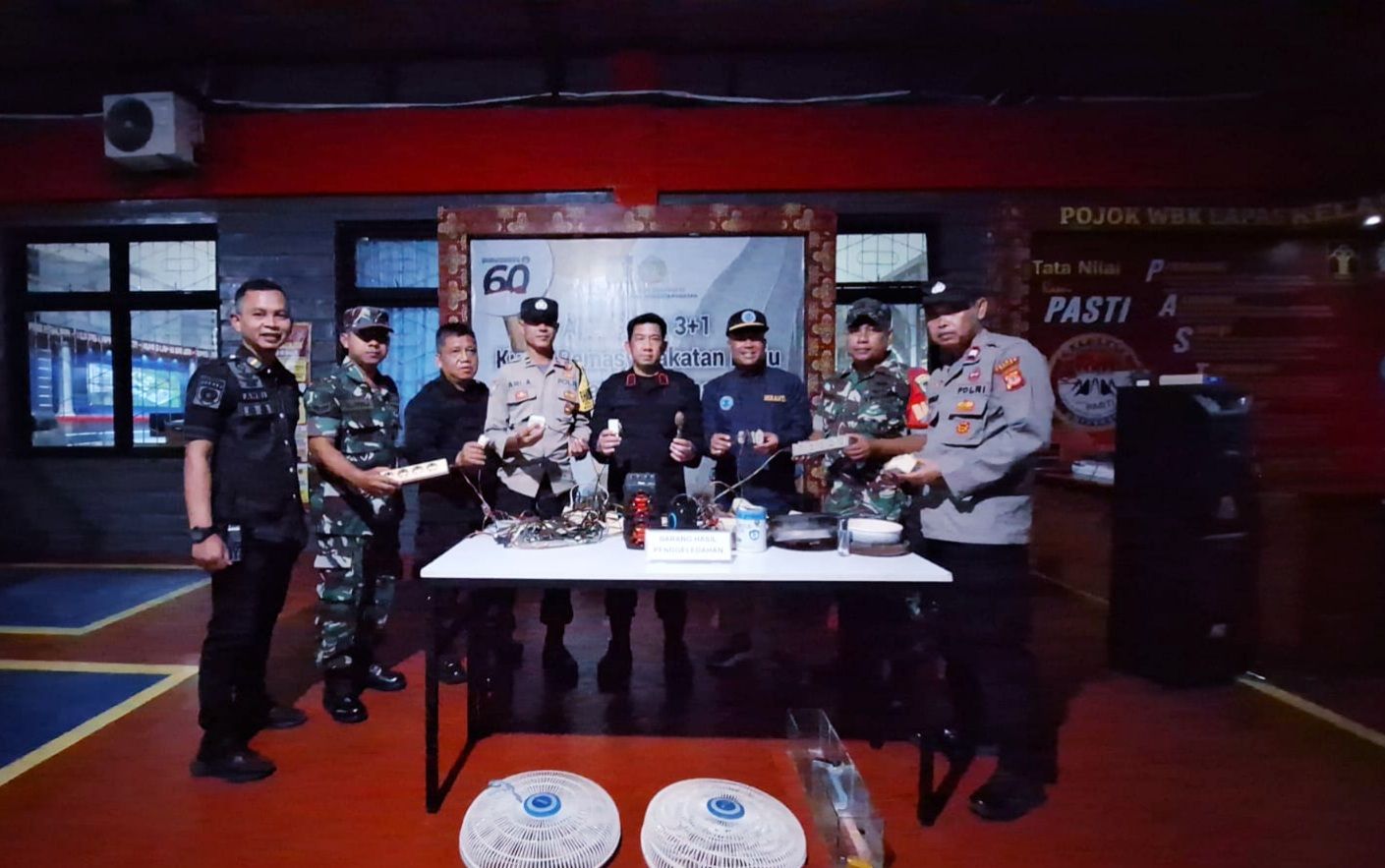 Sinergi Lapas Banjar bersama TNI, Polri dan BNNK Ciamis, razia kamar hunian untuk wujudkan berantas helinar di lingkungan Lapas Banjar.