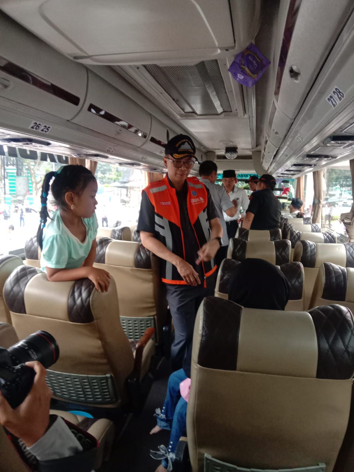 Sekda Kabupaten Bandung Cakra Amiyana mengecek kondisi penumpang bus mudik gratis, Sabtu 6 April 2024